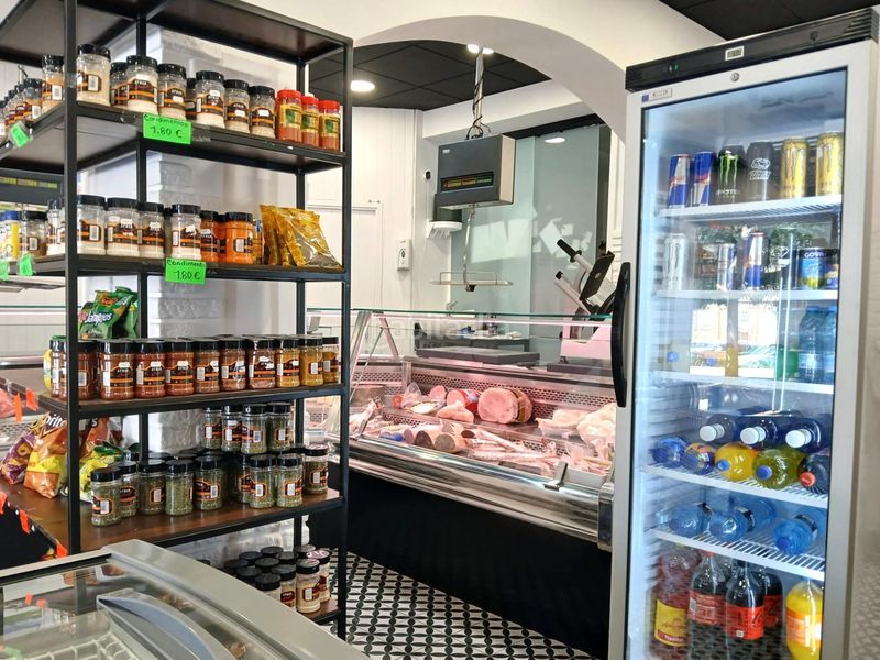 Foto 7dc3f624-06de-49b2-b32f-db47b35bb625. Traspaso local comercial urge traspaso carniceria seminueva en pleno rendimiento en Sabadell