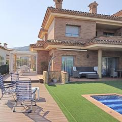 Xalet a Fenals. Espectacular villa con piscina