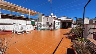 Casa adossada a Eixample. Casa céntrica con gran terraza y parking