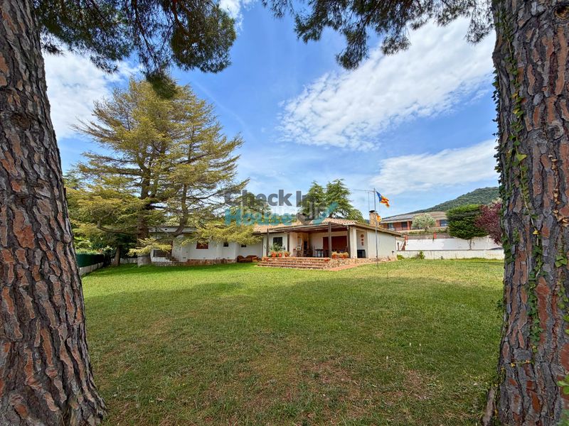 Foto b22e71c1-6eb2-45d3-a2bf-4a82bbf3e5c6. Chalet amplia casa con jardin urbanizacion del nord en Santa Cristina d´Aro