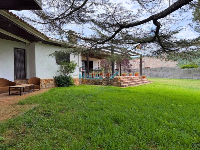 Foto d581b564-41dd-486d-a384-285db38acb90. Chalet amplia casa con jardin urbanizacion del nord en Santa Cristina d´Aro