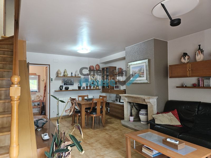 Foto 0d32c689-8bd1-4e7a-ad62-8a6d053e9012. Casa adossada amb xemeneia calefacció aparcament a Llagostera