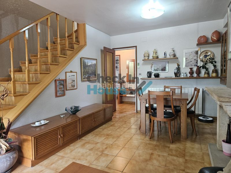 Foto 0e524473-27a2-403c-924c-3bd861c08f88. Casa adossada amb xemeneia calefacció aparcament a Llagostera