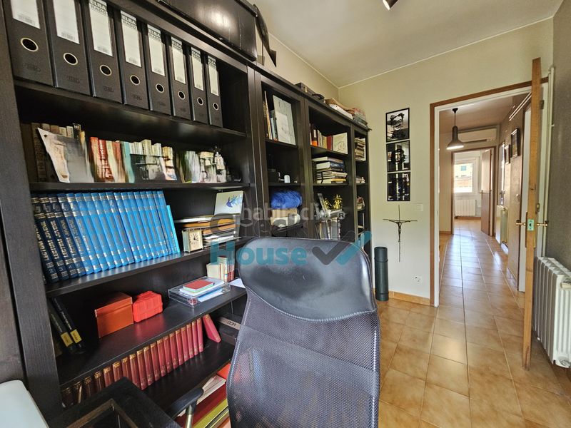 Foto 1375a42c-d900-4a5c-9602-241b00fa6d5c. Casa adossada amb xemeneia calefacció aparcament a Llagostera