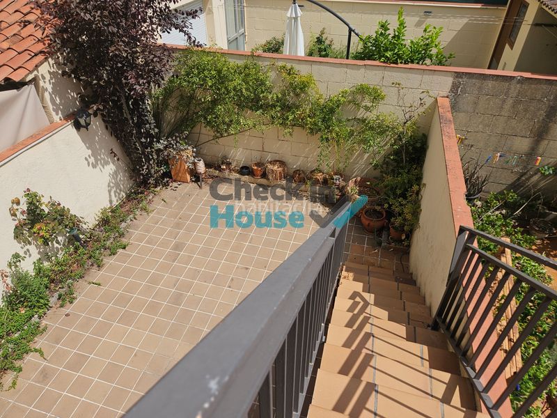 Foto 3bead602-226d-4246-a7ac-1fbbb5cdeecc. Casa adossada amb xemeneia calefacció aparcament a Llagostera