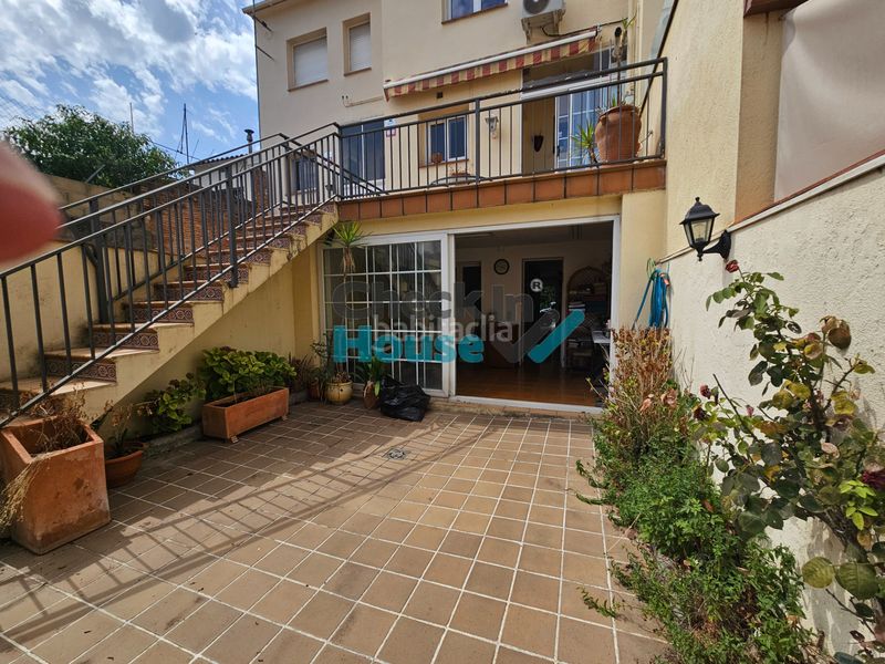 Foto 955c24fe-e5cf-4684-8d0a-74d835ca4160. Casa adossada amb xemeneia calefacció aparcament a Llagostera