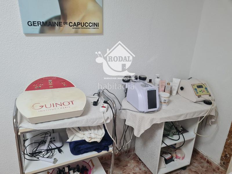 Foto 0eaeddaa-9c79-420c-ad1b-4aeef2fb9e9e. Local comercial se vende o traspasa local de estética capital. en Almería