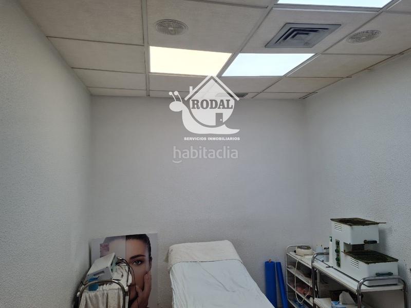 Foto 4577115c-f4f7-47f6-936b-66fdd1f7cf47. Local comercial se vende o traspasa local de estética capital. en Almería
