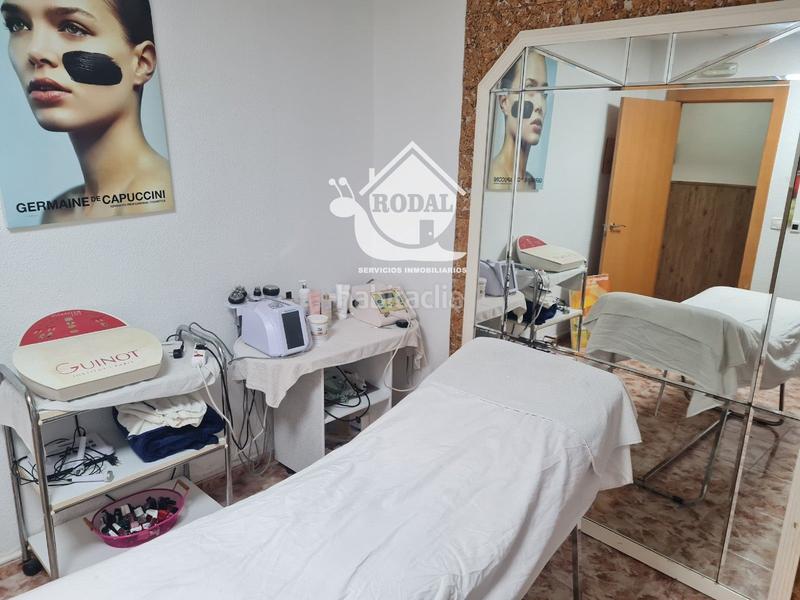 Foto 76fc50c5-2c38-48bd-bf4c-5c5b90c03062. Local comercial se vende o traspasa local de estética capital. en Almería