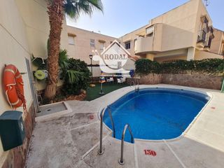 Casa adossada en Torrecardenas 50. Amplio tr�plex con porche y piscina comunitaria en hu�rcal de al