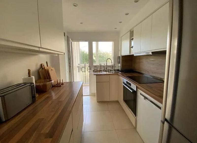 Foto be7b2d05-17e5-40b2-9df5-10cc800b82d9. Piccolo appartamento con piscina in Playa Poniente Benidorm