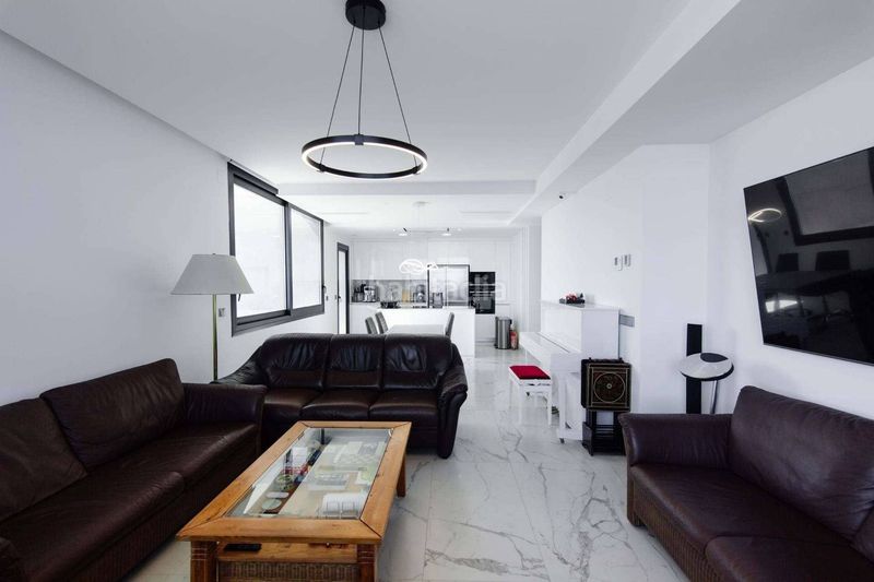 Foto 4044a1c8-a71a-4304-bcfb-47a1fe223a8a. Apartament amb piscina a Playa Poniente Benidorm