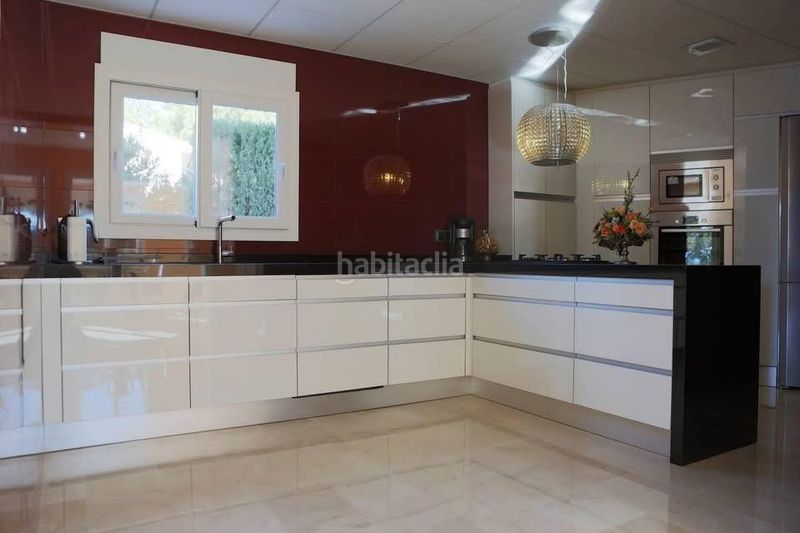 Foto 7a54fa80-c53a-47d0-83e2-aa7f9b315ac0. Casa amb piscina a Cala Advocat-Baladrar Benissa