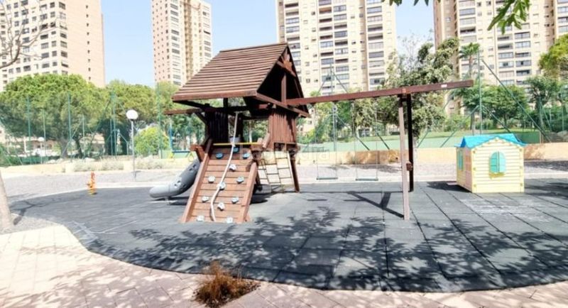 Foto 9348c0d9-9330-48f2-8b71-7c1e46173bc8. Apartament amb piscina a Playa Poniente Benidorm