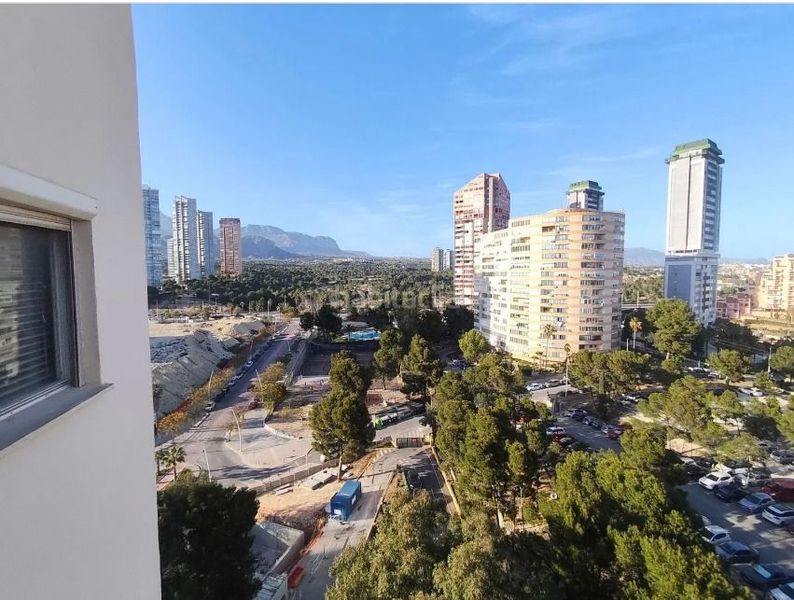 Foto 5d2dfe5e-c328-4bbb-8d71-33f285c3ece5. Pis amb piscina a Playa Poniente Benidorm