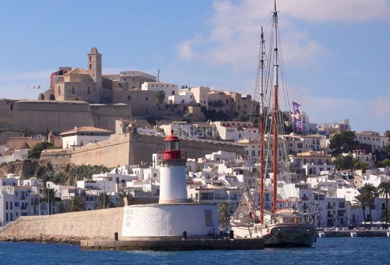 Foto 386095e3-e7ff-4c77-ad5f-ebb0aa365525. Casa a mare de deu 73 a Dalt Vila-La Marina Ibiza