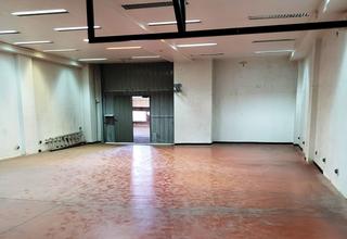 Location Local commercial  Calle de maría tubau. Local de 844 m² de uso mixto oficinas-almacén-industrial en las