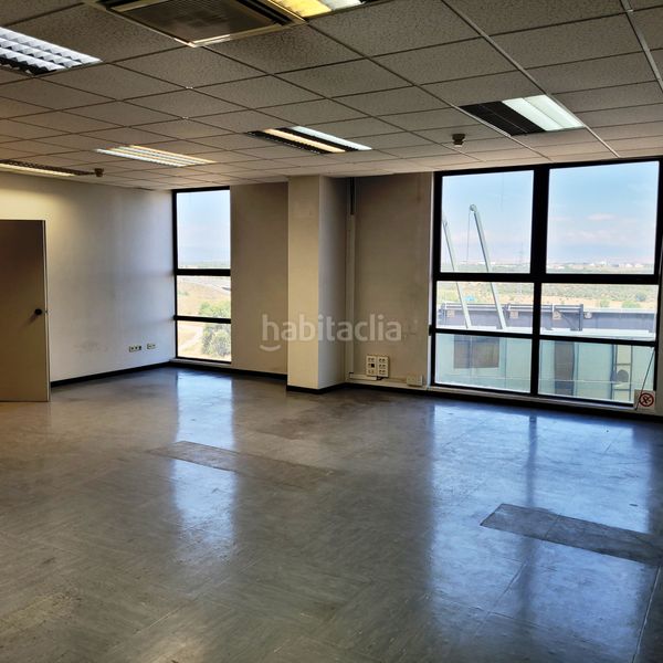 Foto 20533f74-34b8-4793-b828-74be0ef78c45. Alquiler local comercial local de 844 m² de uso mixto oficinas-almacén-industrial en Las Tablas en Madrid