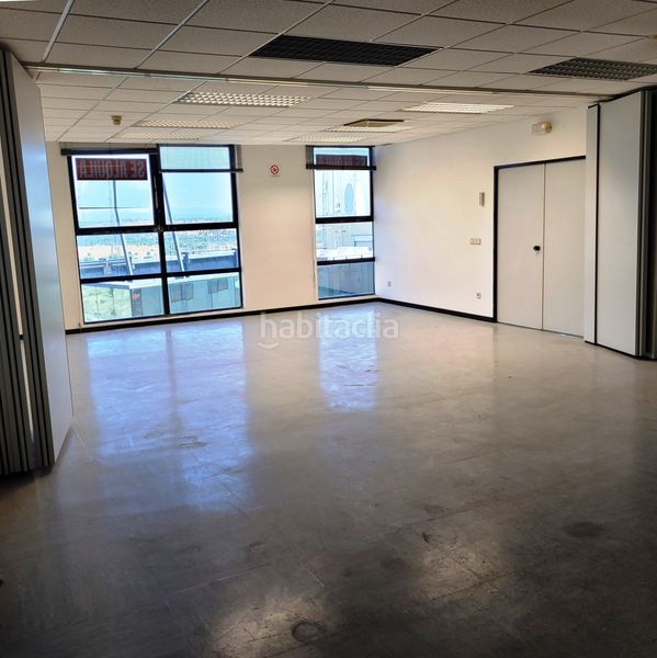 Foto 21eacbf2-e360-43bd-a50e-8360a3125c89. Alquiler local comercial local de 844 m² de uso mixto oficinas-almacén-industrial en Las Tablas en Madrid
