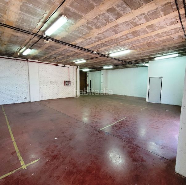 Foto 85e1e6ff-2734-43cb-aaa4-b6a3969aac00. Alquiler local comercial local de 844 m² de uso mixto oficinas-almacén-industrial en Las Tablas en Madrid