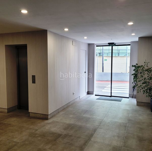 Foto 969673a1-c90a-40a7-9bec-a3f74c053917. Alquiler local comercial local de 844 m² de uso mixto oficinas-almacén-industrial en Las Tablas en Madrid
