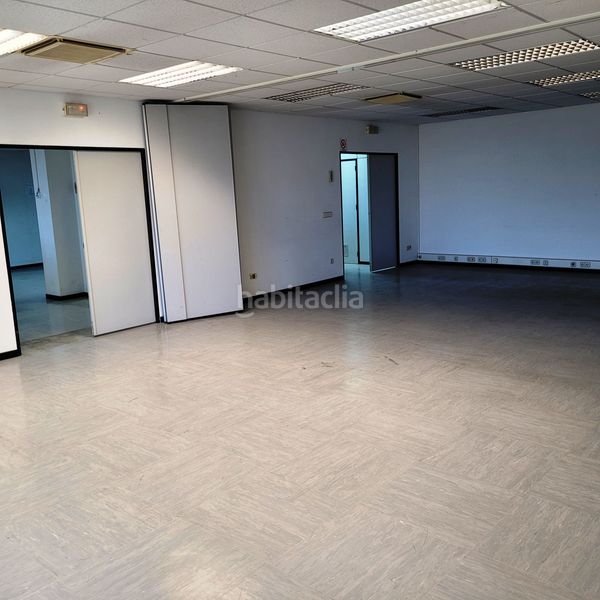 Foto ac5c22c0-c4e1-4409-84cb-37412984db39. Alquiler local comercial local de 844 m² de uso mixto oficinas-almacén-industrial en Las Tablas en Madrid