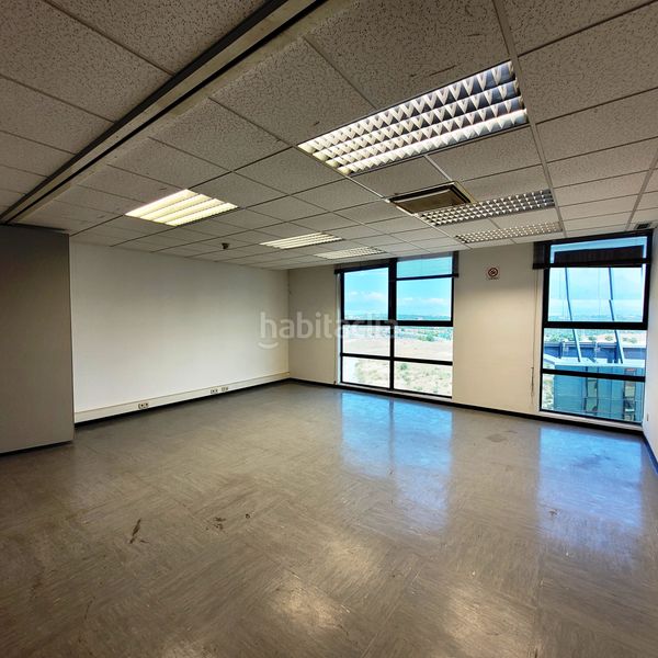 Foto b05824f3-0fe5-4d49-863f-0f4c010e93d2. Alquiler local comercial local de 844 m² de uso mixto oficinas-almacén-industrial en Las Tablas en Madrid