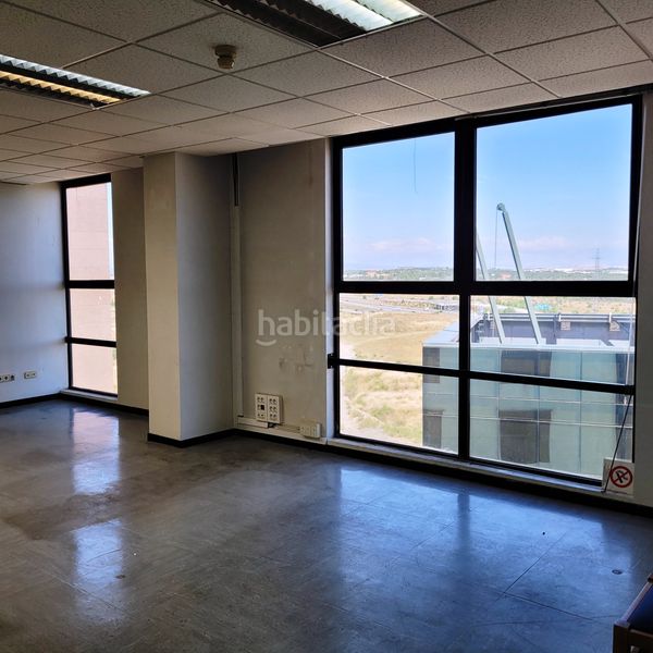 Foto b44be675-f88f-4cfb-b6a5-8f9f75df8707. Alquiler local comercial local de 844 m² de uso mixto oficinas-almacén-industrial en Las Tablas en Madrid