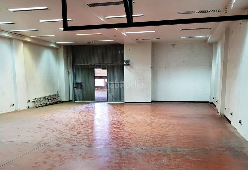 Foto b4c8729f-a51a-4553-adea-a60a6f7bd174. Alquiler local comercial local de 844 m² de uso mixto oficinas-almacén-industrial en Las Tablas en Madrid