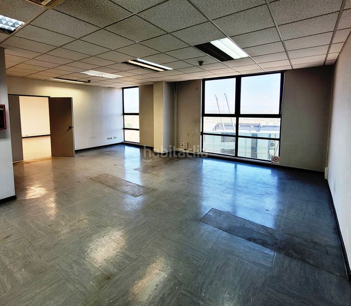 Foto d1e4a311-9378-4058-9bb0-309cc512719f. Alquiler local comercial local de 844 m² de uso mixto oficinas-almacén-industrial en Las Tablas en Madrid