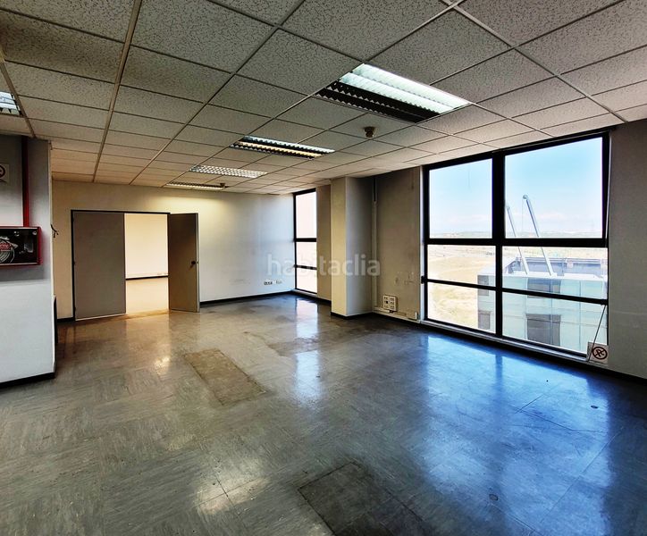 Foto d8a35a17-45a4-4bcc-9012-04b1520e20b8. Alquiler local comercial local de 844 m² de uso mixto oficinas-almacén-industrial en Las Tablas en Madrid