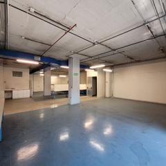 Locale commerciale in Calle de maría tubau 4. Local uso industrial-almacén-oficina de 815 m² en las tablas. en