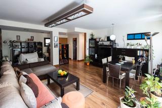 Piso en Industria. Excelente vivienda con amplia terraza