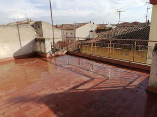 Casa en Alfarràs. Edificio de 3 plantas con almacén en alfarrràs