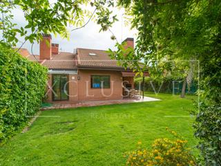 Miete Chalet in Valdeolmos - Alalpardo. Amplio pareado en la urbanización miraval