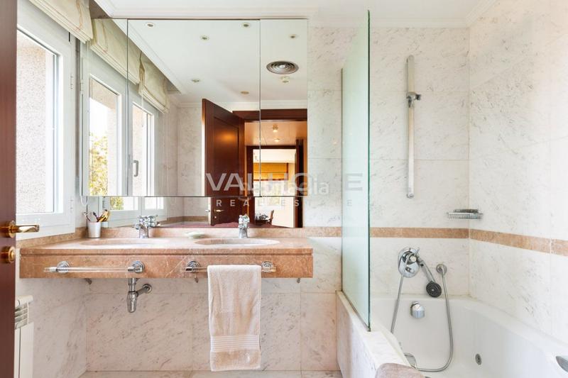 Foto 1b990e02-d8e7-42c1-9a6d-8b7e42ff6614. Casa amb aparcament piscina a Eixample Sant Cugat del Vallès