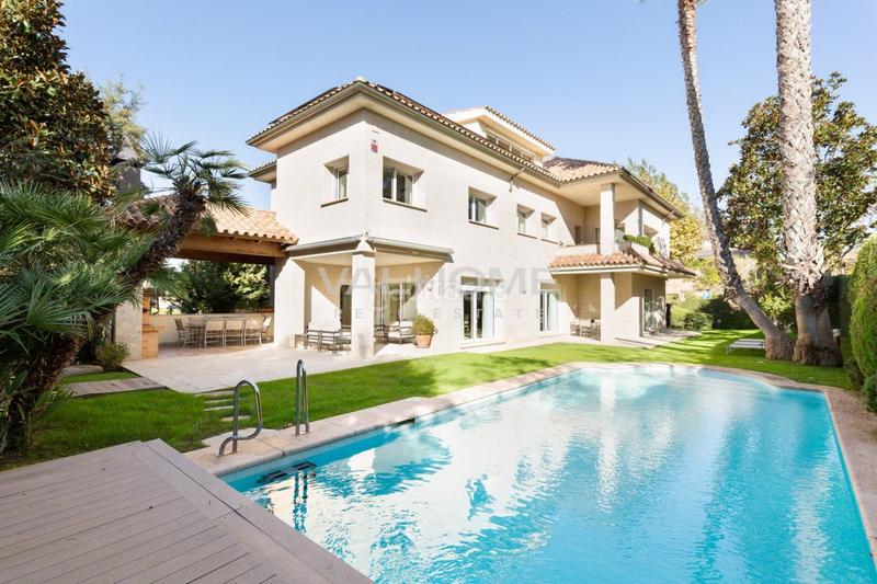 Foto 75c1488d-d6f8-468d-87db-cff06a8cf5c0. Casa amb aparcament piscina a Eixample Sant Cugat del Vallès