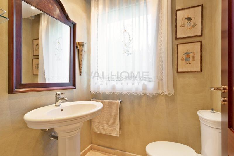 Foto 8e1f8929-a510-484b-87f8-3b393efad7f3. Casa amb aparcament piscina a Eixample Sant Cugat del Vallès