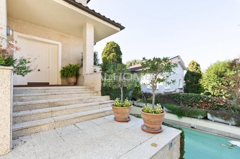 Foto a28d6024-4c11-463c-8cad-4dbcd88b5334. Casa amb aparcament piscina a Eixample Sant Cugat del Vallès