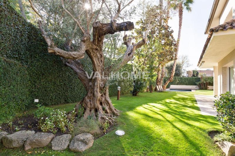 Foto a2c67890-64ae-4682-b716-6e3557480629. Casa amb aparcament piscina a Eixample Sant Cugat del Vallès