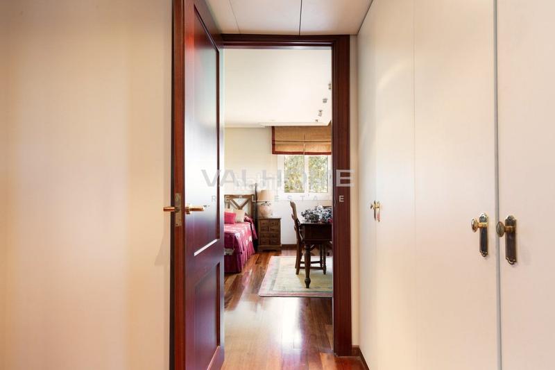 Foto d259dcde-7a16-4393-82cd-96930a6d4c75. Casa amb aparcament piscina a Eixample Sant Cugat del Vallès