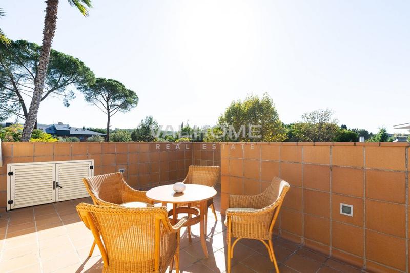 Foto d63e1f70-7b33-4eb0-8e12-9430ac9c4210. Casa amb aparcament piscina a Eixample Sant Cugat del Vallès