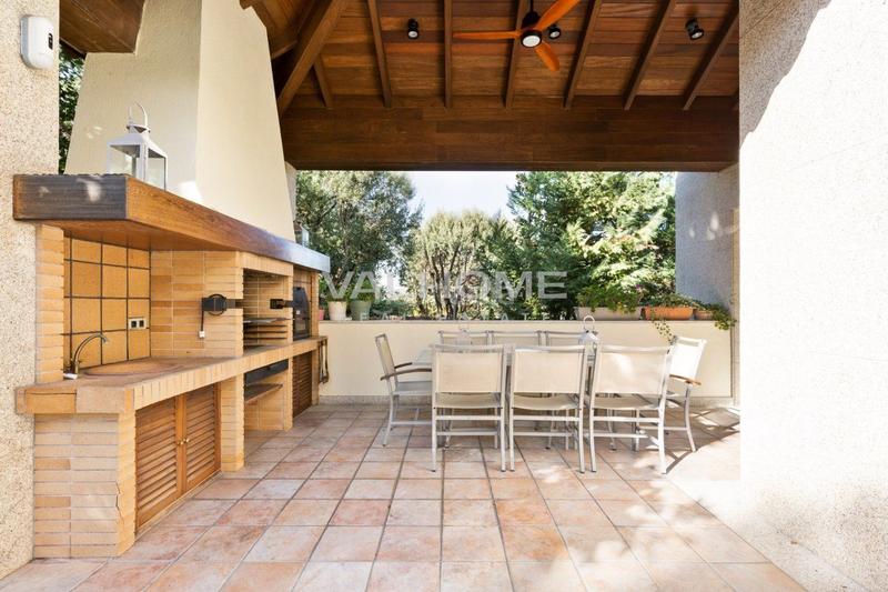 Foto dcb1a614-2858-4cbb-bdc8-7a7c2983985d. Casa amb aparcament piscina a Eixample Sant Cugat del Vallès