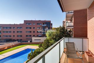Apartamento  Carrer carrer de josep irla, 173. Fabuloso piso de tres dormitorios con terraza y piscina comunita