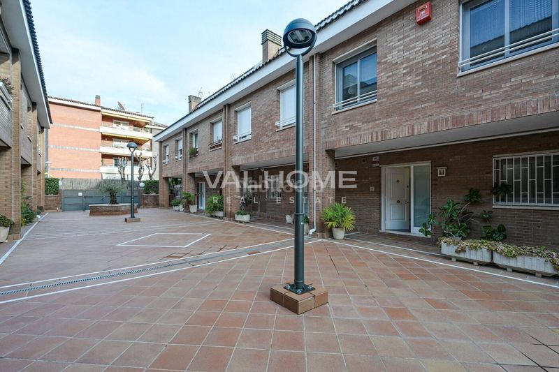 Foto 13ad2c80-bcdc-48ea-8042-433af3715bca. Casa adossada amb calefacció aparcament piscina a Sant Cugat del Vallès