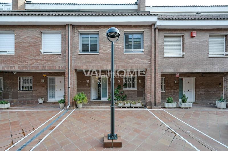 Foto 3fd55ba9-3972-4fee-9a96-a498dd1df6c8. Casa adossada amb calefacció aparcament piscina a Sant Cugat del Vallès