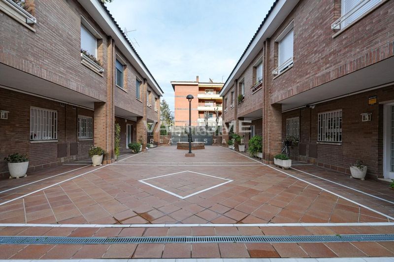 Foto 58264d35-998c-42c4-b4f4-da6d31dfe66c. Casa adossada amb calefacció aparcament piscina a Sant Cugat del Vallès