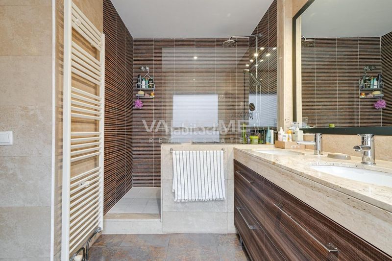 Foto 6e7a863d-98e9-42d3-b609-6470879a0ac3. Casa adossada amb calefacció aparcament piscina a Sant Cugat del Vallès