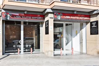Local commercial dans Centre. Excelente local de 240m2, con patio de 60m2, en venta en el cent