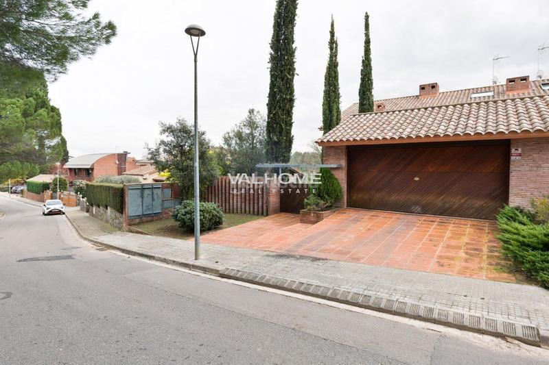 Foto 561de2ba-9270-4dd7-a446-315e0e794250. Xalet amb calefacció aparcament piscina a Eixample Sant Cugat del Vallès